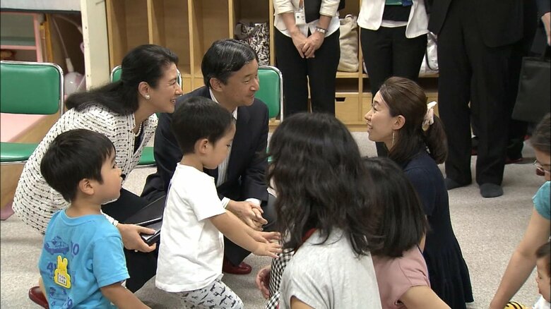 　　　　　　　　　　　  平成27年（2015年）6月　両陛下が引き継いで初めてのご訪問　　　　　　　　　　　　　　　　　　　　　　　　　新宿区の子育て支援施設で絵本の読み聞かせに参加し親子とご懇談