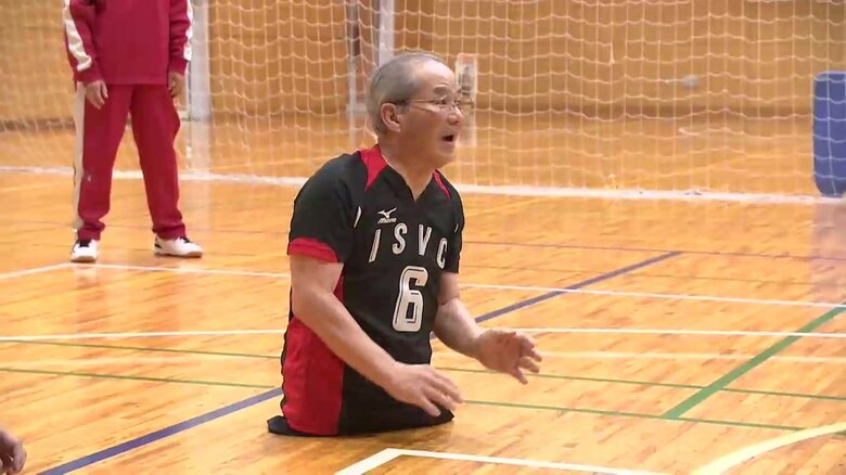 シッティングバレーをする鈴木勝良さん（76）