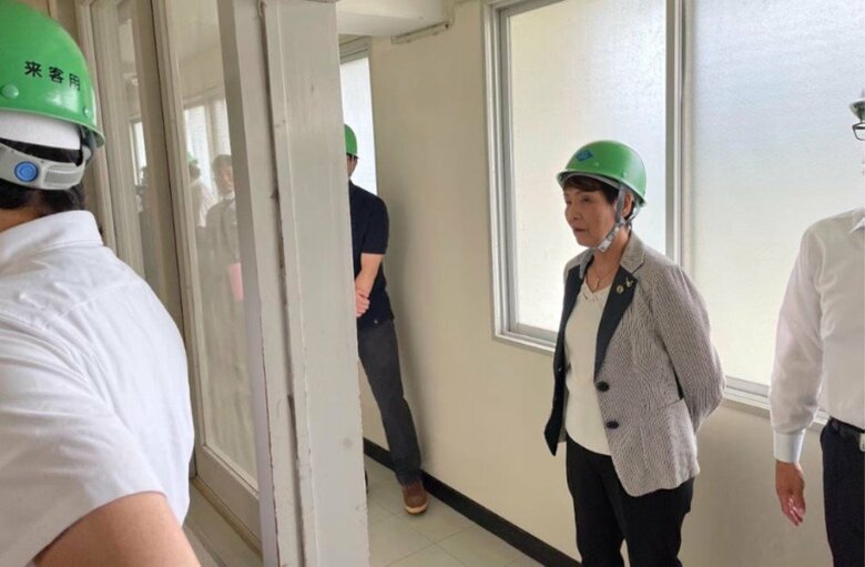 視察する井村さん