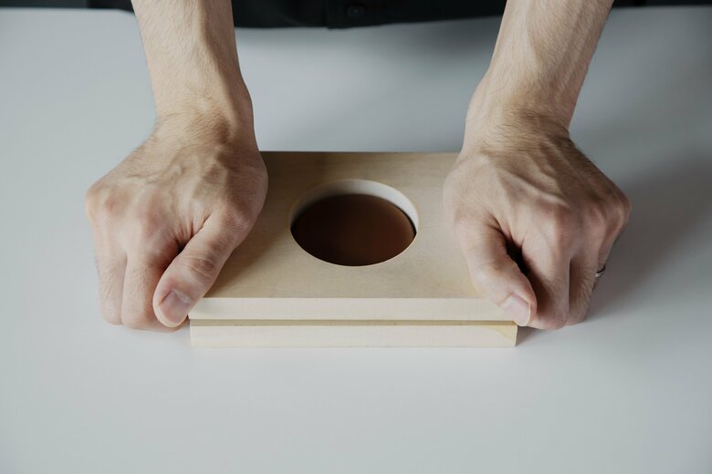 平面の革を立体に成形する“絞り加工”（提供：土屋鞄製造所）