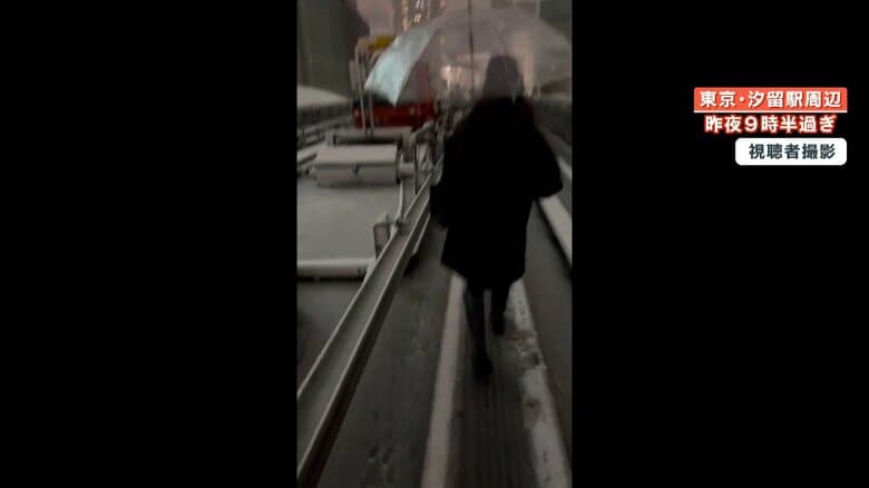 線路を歩いて避難する乗客