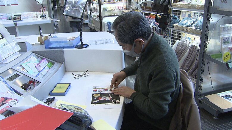 さっそくメダリスト切手を購入した男性は「2日後に切手出るかなと楽しみにしていた」と話していた。