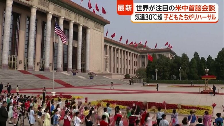歓迎のリハーサルで手を振り上げ小さくジャンプする様子