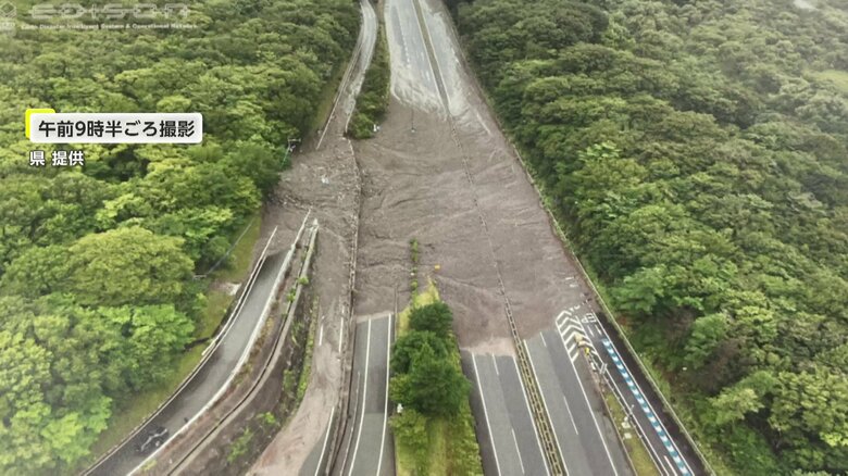 土砂崩れが車線をふさいでいた(映像提供：大分県)