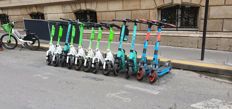 道路脇に設置された駐輪スペース