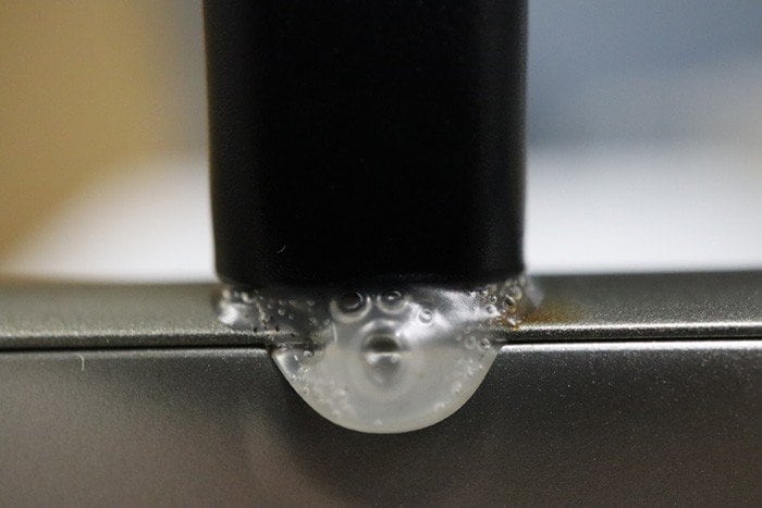 充電端子のショートによる発熱で、充電ケーブルの樹脂素材が溶けた例（出典：KDDI）
