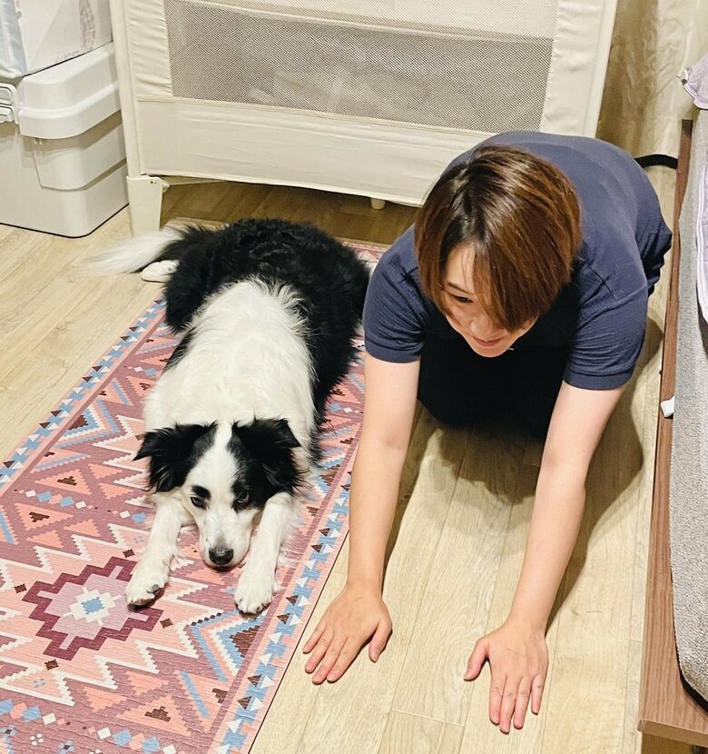 ヨガをしていると横に寄り添ってくれる