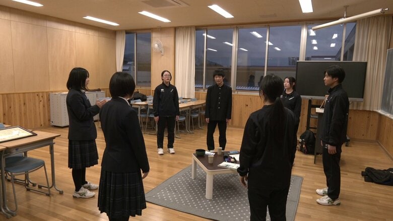発声練習に励む鹿角高校演劇部の部員