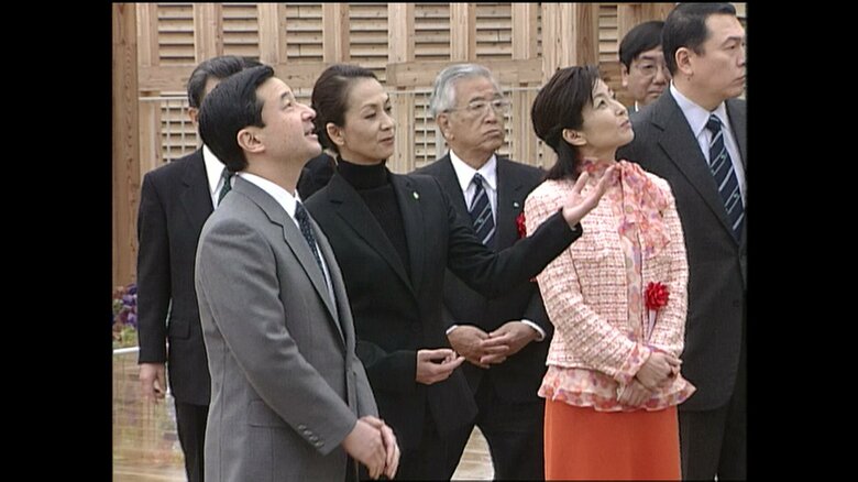 瀬戸日本館を視察される皇太子さま