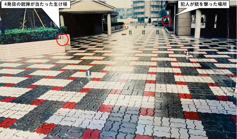 銃撃場所と4発目着弾地点の位置関係　発生当日撮影の鑑識写真