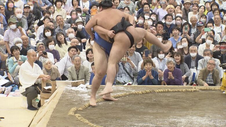 関脇・阿炎との取組（左が大の里）