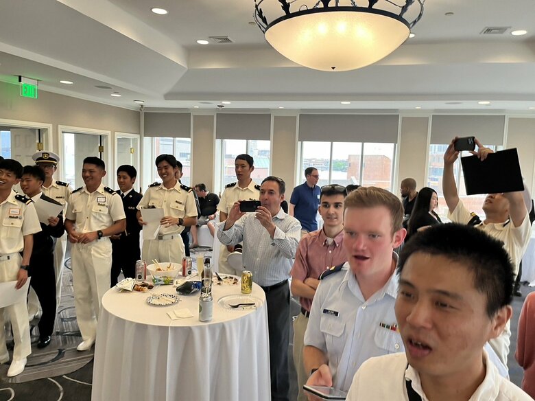 レセプションの会場には市民や関係者が集まった