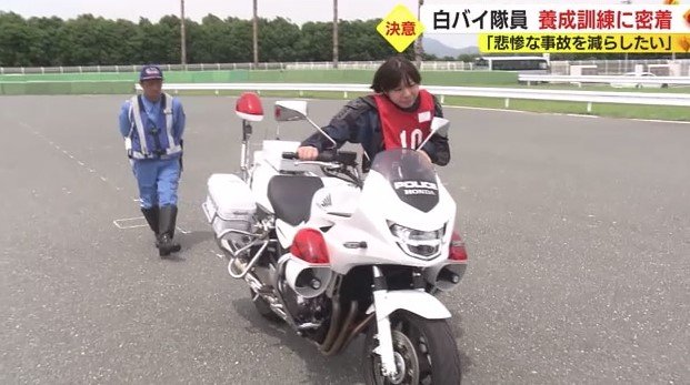 白バイで訓練する佐藤さん