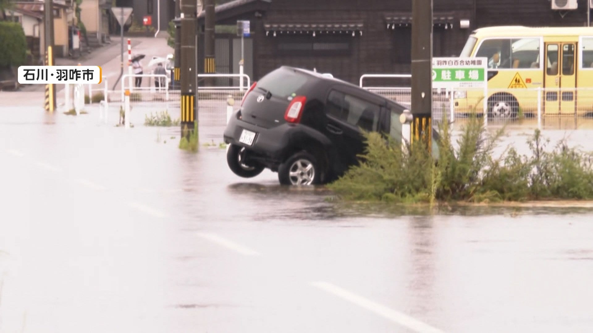 「沈んでいた、死ぬかと」田んぼで車が水没　所有者はドア蹴破り決死の脱出　一時「大雨特別警報」の石川県で住宅地冠水