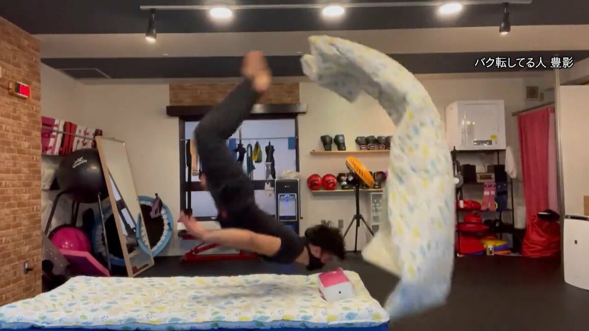 ジャッキー チェン に憧れて Snsで話題 バク転で布団をかぶる男の正体 Lt Br Gt Fnnプライムオンライン