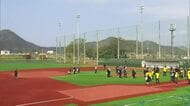 グラウンドの新施設をお披露目　人工芝やLED照明も　約1年かけて市営施設を改修