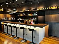 コンビニでつまみを買って隣で一杯!? 「コンビニ併設バー」が東京に登場…初日は盛況!コラボの狙いを聞いた