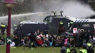 オランダ 市民が暴徒化デモ 夜間外出禁止に反発