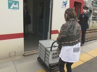 “フルーツ最中”を電車で輸送…和菓子店と鉄道会社が「貨客混載」の実証実験 輸送コストが車の半分程に