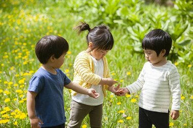 「女性は優しい」思い込みは4歳から…親の考え方は無関係!? そう思ってしまう原因の可能性を研究者に聞いた