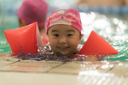 子供のスポーツ系習い事の人気ランキング圧倒的1位は「水泳」! ダンス・チア、柔道・空手・剣道なども大人気!