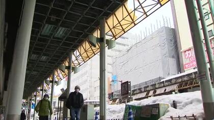 大雪で商店街の“ひさし”落下 撤去検討も約1000万円の費用…雪の壁残り作業もできず「春になるまでダメ」新潟・長岡市