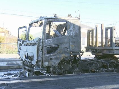 炎で牛丼店のガラス割れる…国道でトレーラー同士が衝突し2台とも炎上 停まっていた1台にもう1台が追突か