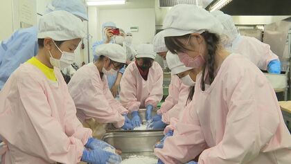 どうつくっているの？7600食分の給食　夏休みの親子が「給食センター」を見学　調理も体験