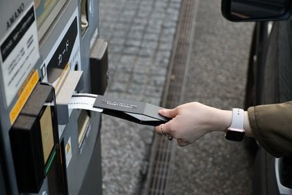 駐車場の発券機に手が届かない“イライラ解消”…便利グッズが1カ月に1000件注文！普通のトングより優れた点を聞いた