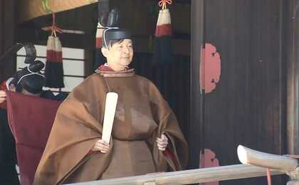 両陛下が即位後初の宮中祭祀に…古式ゆかしい装束の色使いの意味とは