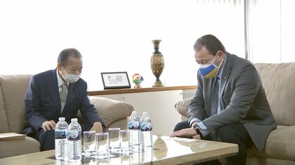 自民･二階氏　ウクライナ大使と面会　地元の名産「はっさく」で激励