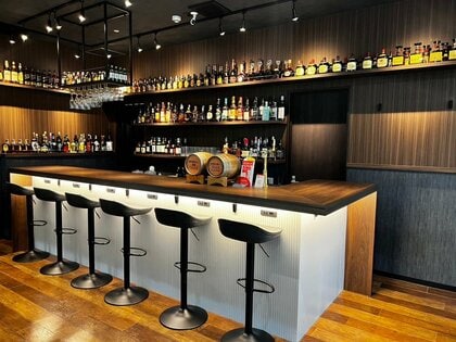 コンビニでつまみを買って隣で一杯!? 「コンビニ併設バー」が東京に登場…初日は盛況!コラボの狙いを聞いた