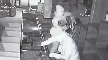 わずか4分で店は空っぽ…急ぎ足で「エルメス」など根こそぎ強盗　100点以上奪った犯行の一部始終　名古屋市