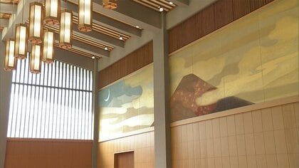 「日月の間」の東山魁夷氏の「日月四季図」(冬の山と月)