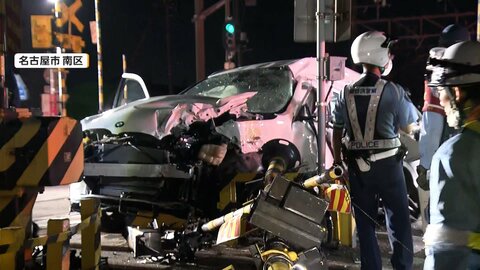 踏切で快速特急と車が衝突　はずみで他の2台にぶつかる　遮断機下りた踏切に車進入か　男性2人搬送　名鉄名古屋本線