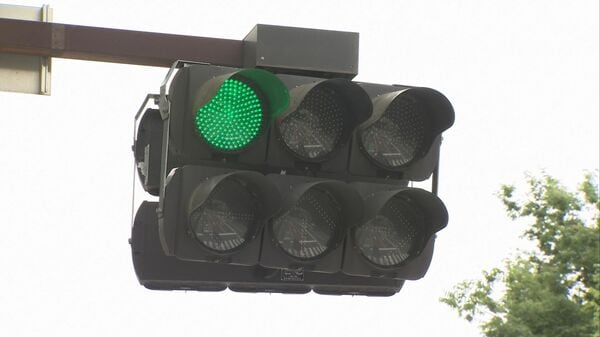 全世界共通の信号の色「なぜ青・黄・赤の3色なのか!?」信号機に秘め