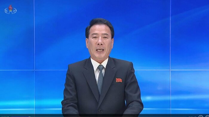 爆破を伝えるアナウンサー