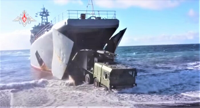 ロプチャ級大型揚陸艦から海浜に上陸する「K-300P バスチオン」(ロシア国防省公式映像 Youtubeより・2021年12月2日)