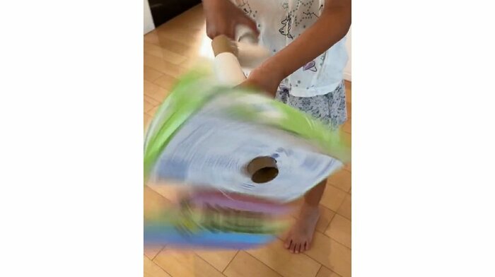 娘さん作成の手動扇風機「虹」(提供:ユニユニさん)