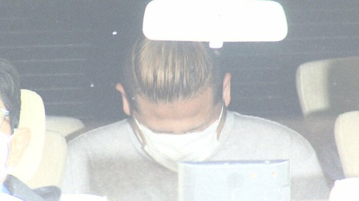 送検された竹沢章一容疑者(43)。顔全体をマスクで隠していた(7月2日 警視庁本部)