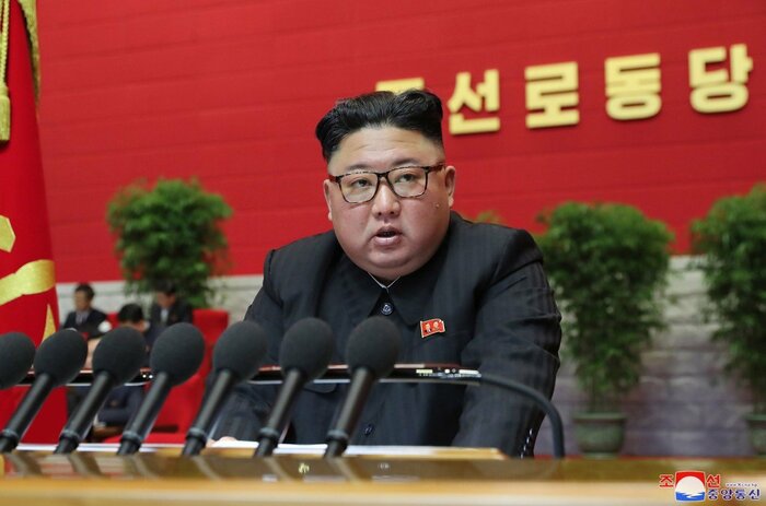 朝鮮労働党第8回大会で活動総括に関する報告を行う金正恩委員長(当時)