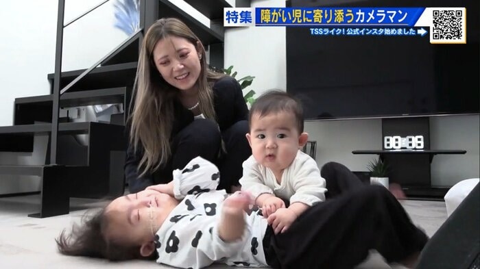 横たわる夏井梨瑚ちゃんとその家族