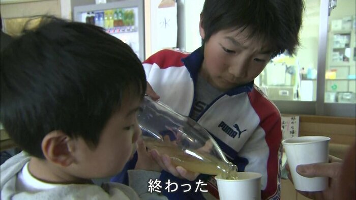 避難所の手伝いをする兄弟