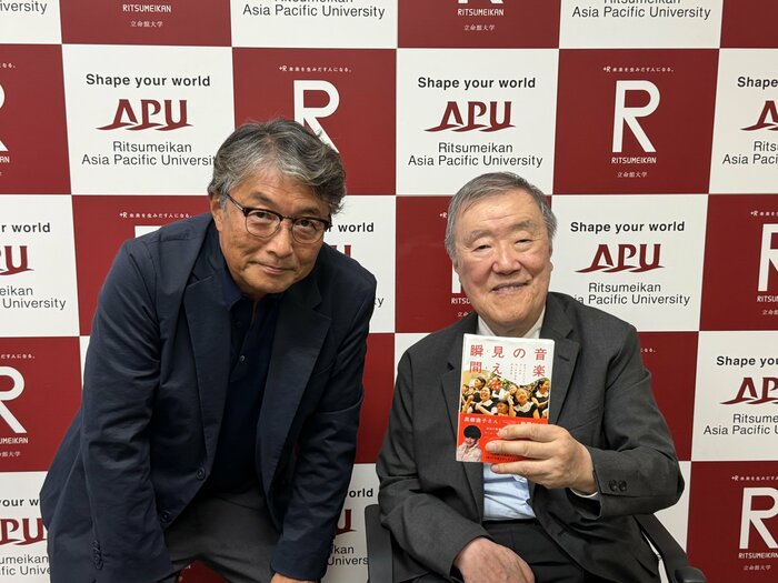 出口氏「ホワイトハンドコーラスNIPPONの活動は大いに賛成です」（左は筆者）