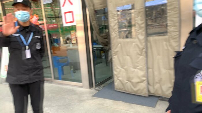 武漢市中心病院の入り口では「撮っちゃ駄目だ」