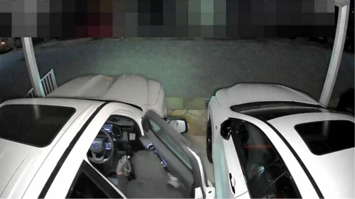ドアを開け(滋賀県警提供の動画より)