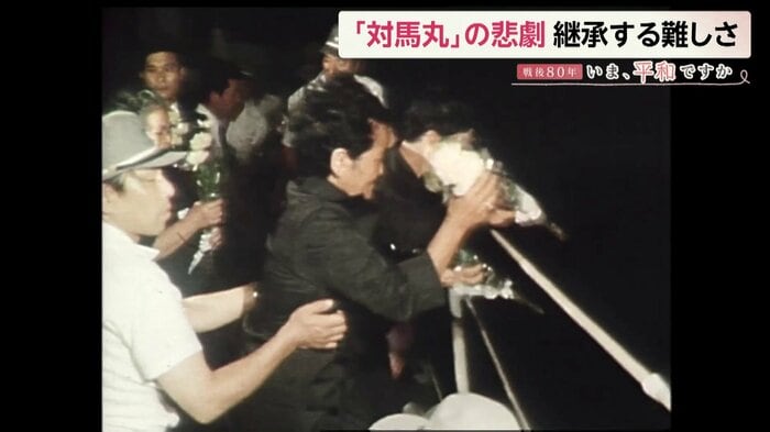 犠牲者を悼む人々