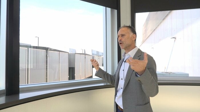 窓越しに発電機を視察できるエリアも