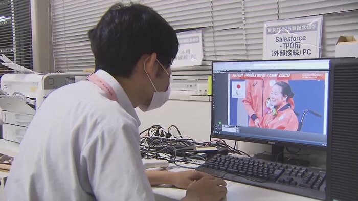 営業終了後の郵便局で作業を急ぐ