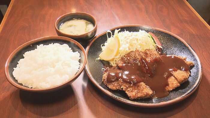 「文佳」の看板メニュー「チキンカツライス」(750円)